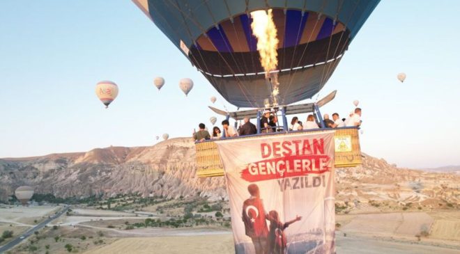 Kapadokya’da balonlar 15 Temmuz’da Türk bayraklarıyla havalandı